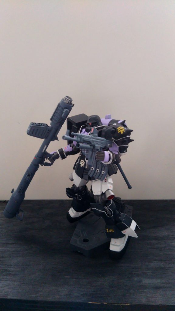 飾っている棚からポーズを変えずに引っ張りだしました。