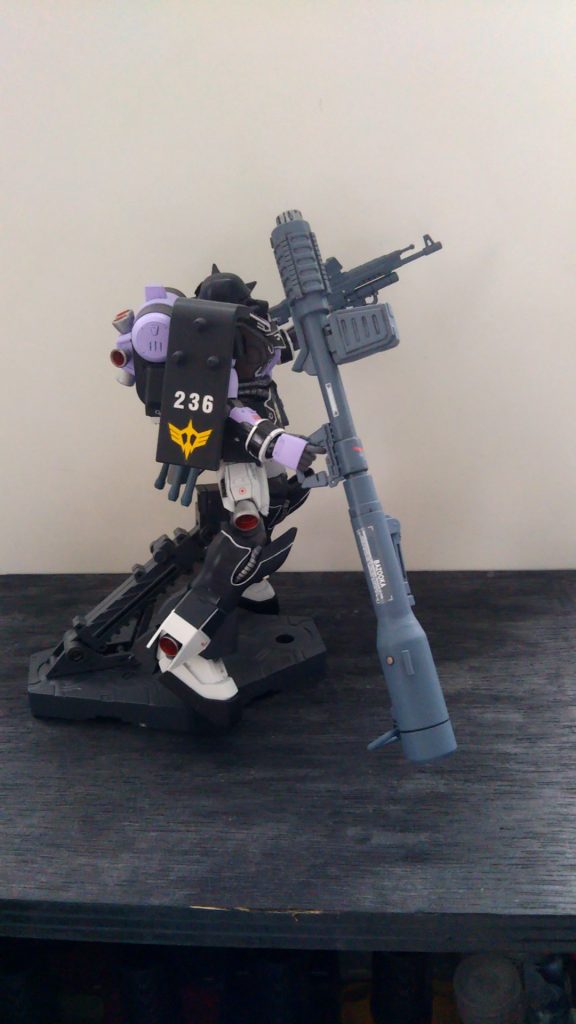 シールドはhg０８小隊ザクから切った張ったで。