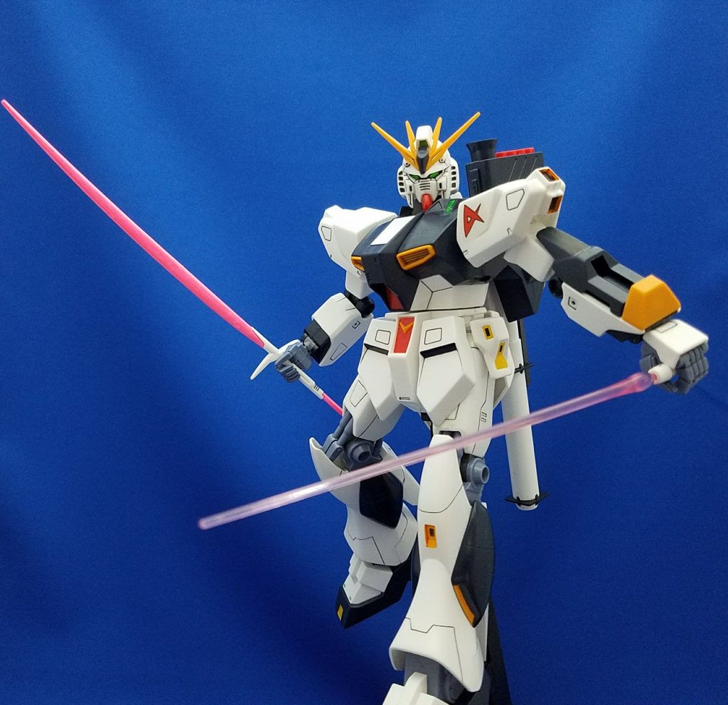 腕部内臓のビームサーベルはグリップのみの再現なのでピンバイスで開口しクリアパーツを付けられるようにしました。