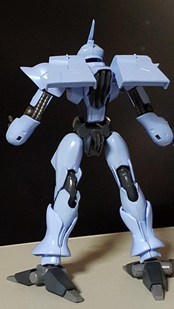 有機的なフォルムのヴェイガンMSは、オーラバトラーのベースに最適でした。
組み合わせて出来たシルエットも、昨今のヒロイックな姿ではなく、設定画に近くて気に入っています。