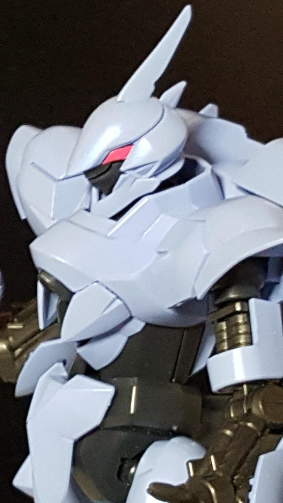 胸部の塗り分けは迷いましたが、ドラドであることを尊重した配色にしました。
単調な配色になったので、せめてもと思いベースカラーの上にパールブルーを噴いてアクセントを加えています。