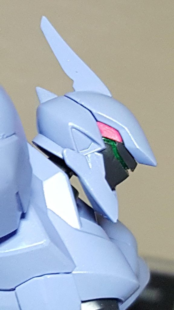 横からはホントにダンバインですね。
ひさしから頭頂部を平らにしたのは、設定画のフォルムが好みだからです。
ここだけは譲れないポイントでした。