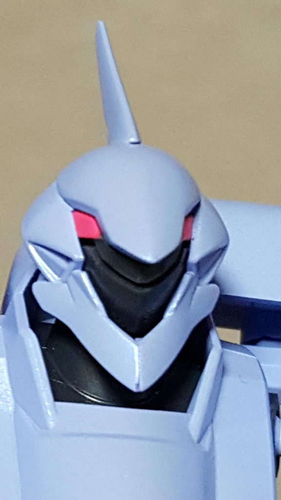 頭部は、アンテナをガフランから流用して頭頂部へ移設し、ダンバインの眼を付けて、ひさしの部分を平らに削った以外は、まんまドラドです。