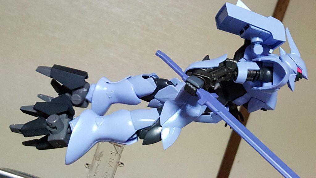 立ち姿は少々マッシブに映るのですが、アクションさせると伸びやかなシルエットを見せます。