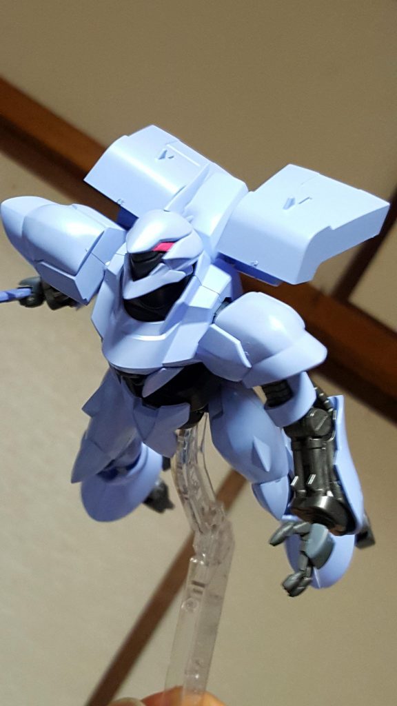 ギャンスロットに付属するビームマントのパーツも、オーラバトラーの羽として雰囲気を演出するのではと思いましたが、短く単調な造形が貧相に見えたので、敢えて着けていません。