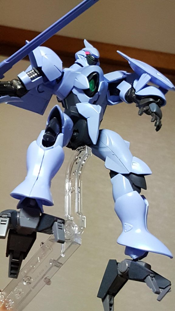 ドラドのキットに付属する盾も、オーラショットを想わせるデザインなのです。

足はガザCのパーツを流用しました。
近接格闘でのグラップアームとして機能する脳内設定です。