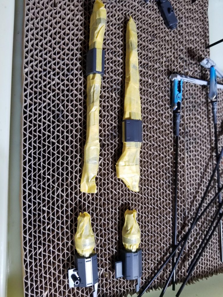 背部レールガンは単色モナカキットでした。
合わせ目消しをして、塗り分けが必要です。
武器をグレーで塗装した後、再びマスキング。