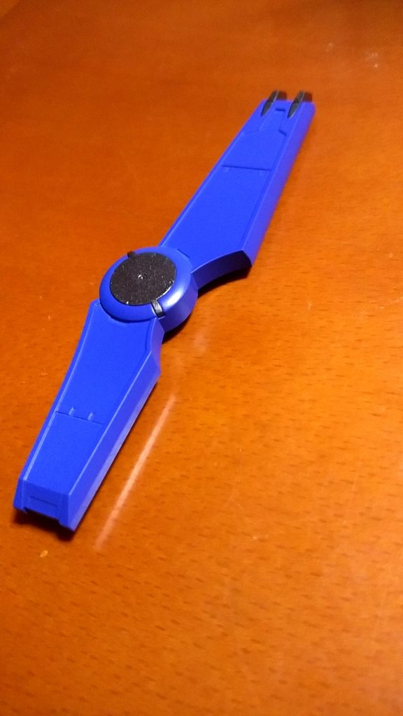 製作過程その2です!こちらは背中のウイングに装着させるためのヴァルキュリアシールドの塗装ですねっ