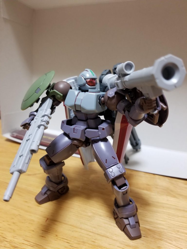 手持ち武器はスタンダードなビームライフルに加えバズーカを持っています。
威力がバグってるのでたぶんチャージ万バズです。