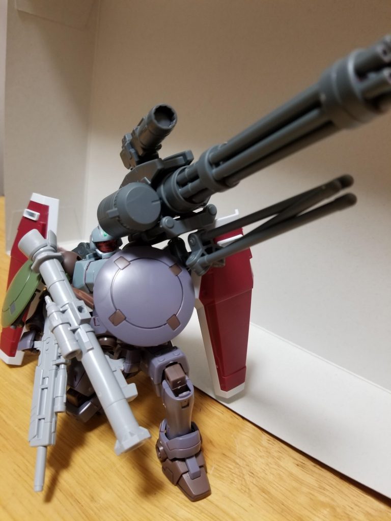 背面に見えるものを展開するとこうなります。
１人で陣地作ってしまうような装備です。
ジャイアントガトリングとビームキャノンのハイブリット武器ですが……かなり重たくて邪魔そうです。
まぁNPDだから関係ないでしょう。バグだし。

で、この武器がなくなれば楽になると思って裏を取って接続部を切断するじゃないですか？