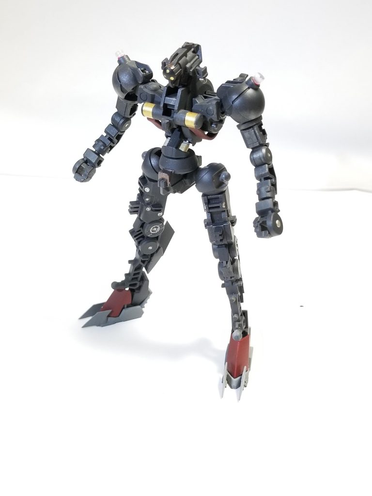 [内部フレーム正面側]
基本はMr.colorのジャーマングレー、胸のケーブルは艦底色で塗装しています。ケーブルの接続先と頭部カメラレンズをエナメルのゴールドリーフ、頭部カメラレンズ周りはフラットブラック、シリンダーのパイプ部分はチタンゴールド、シリンダーの芯部分と各所ボルトモールド部分はチタンシルバーで筆塗りしています。