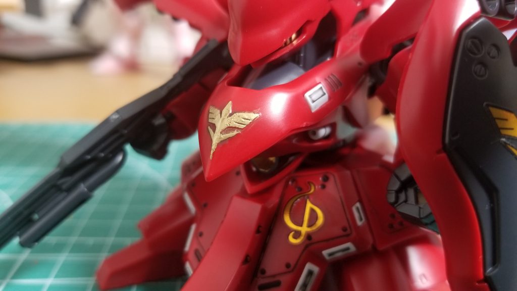 胸のエンブレムだけシールでなく塗装してみたり♪