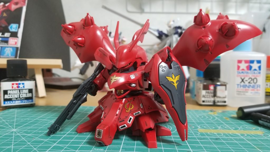 ある程度色分けされてたので部分塗装はあっさりと目立つ所のみに、フロントスカートとシールドのみシールを使用してます。