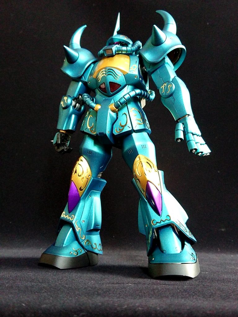 ポイントは膝パーツの紫です。お分かりでしょうか？そうビグザムの爪の紫です。笑
形も爪っぽいし