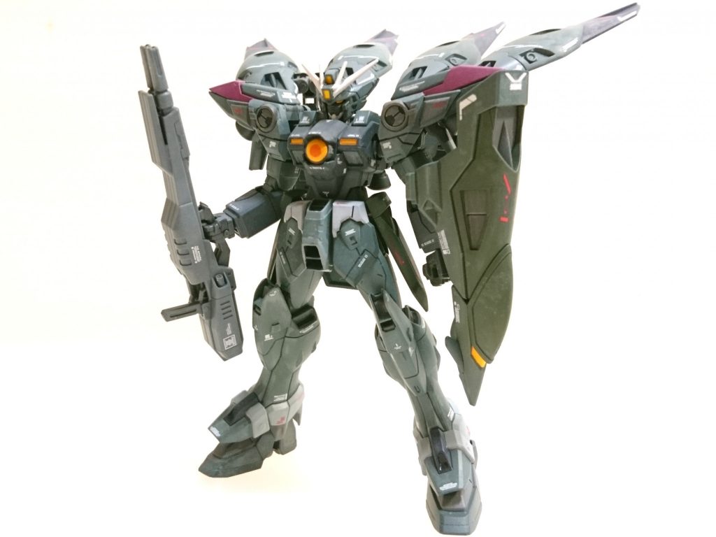 ジオングレーのマーカーをメインに、ダークグリーン系の色で塗装しました。
また、胸、肩、腰、膝をプラ板を使って造形変更しました。