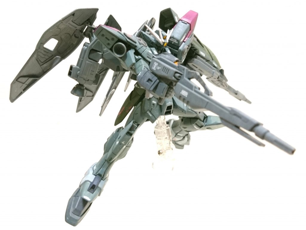 機体のダークカラーに対して、真っ白なアンテナがいい味出てると思います(^^)