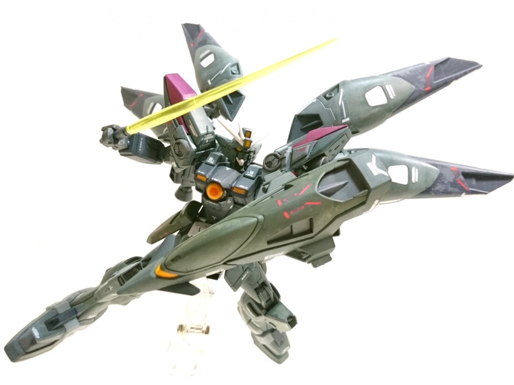 付属のビームサーベルは緑ですが、このカラーリングだと黄色の方が似合うと思い、ケンプファーのサーベルで撮影。