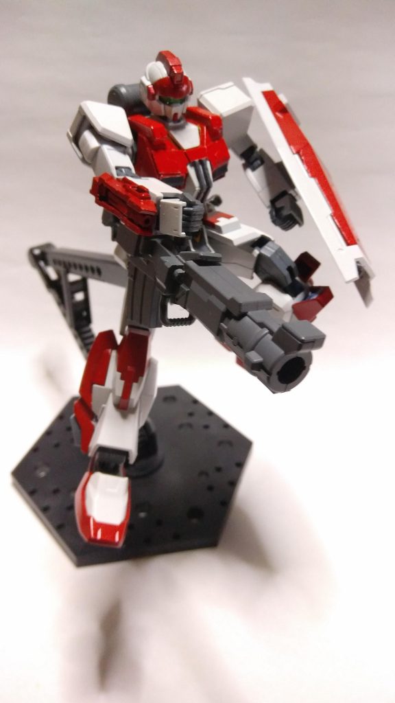 武装① 200mm無反動砲
連射性ではなく一撃を優先した武装。
中距離や格闘時の取り回しを考えた武装で右腕ボックス型ビームサーベル等から砲撃に繋げるなど幅のある戦闘を目指し製作された。