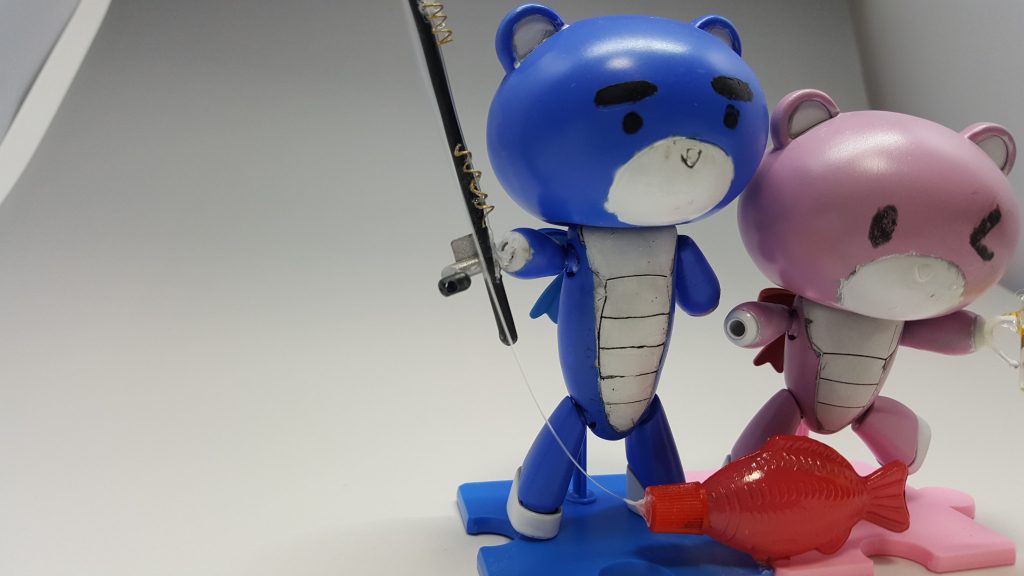 ツレッガイは背が高いので胴体をブッタ切ってパテで盛りました(*´∀`)
あと釣りが趣味なのでランナーを火で炙って竿を自作しました(*´∀`)
真ん中の醤油刺しは鯛(めでたい)のつもりです(^_^;)