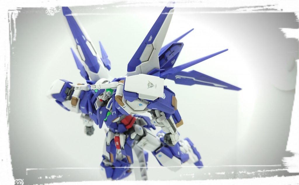 飛行状態でポージング。
アヴァランチエクシアに羽が生えたかたちになるんですが、違和感はないんじゃないかと思います。