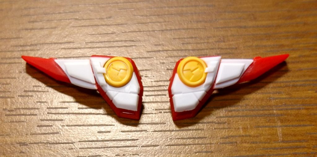 肩の改造
・プラ板で装甲追加。
・丸いパーツを覆うように厚めのプラ板を追加。丸パーツは元位置より少し上にスライドしてます。
・スジ彫り。