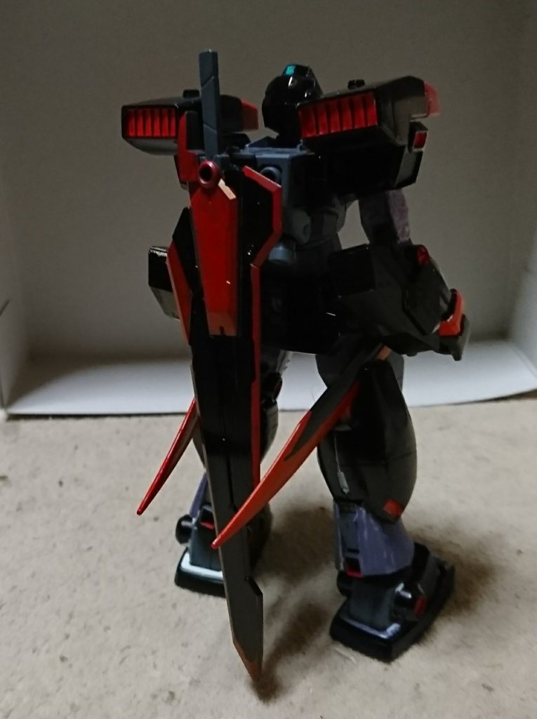 武装は双剣と大剣のみ。
大剣はビームコーティングはもちろん相手の能力を無効化できる特殊なコーティングもしているという設定。「あきらめないのが俺の(ry」