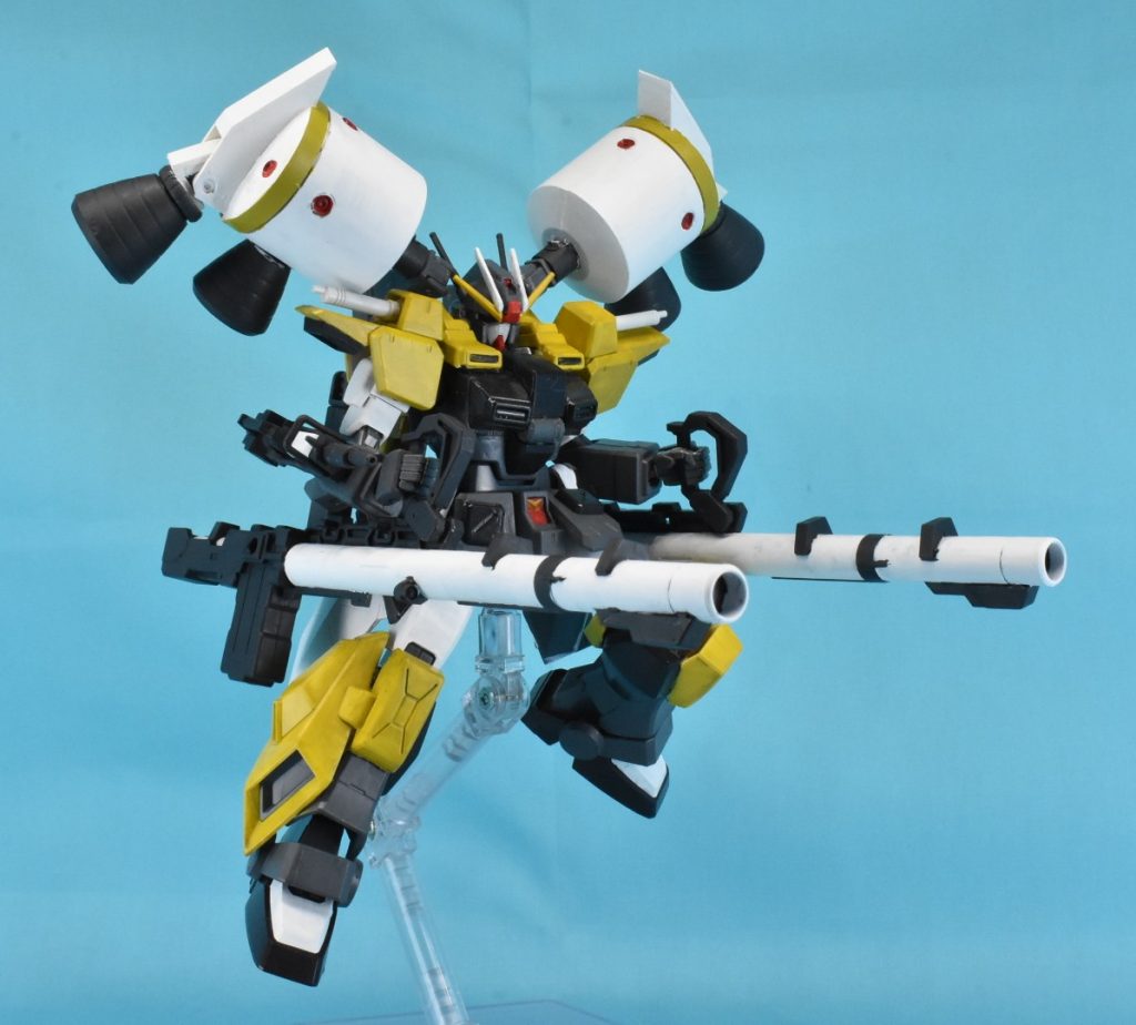 右腕に陸ガン付属の100mmマシンガンと180mmキャノンを組み合わせたマシンガンを装着。マガジンの着脱機能は残してます。背部のバズーカは他社キットの物を流用しています。カーディガンのアームと繋げているので、ある程度までなら可動出来ます。