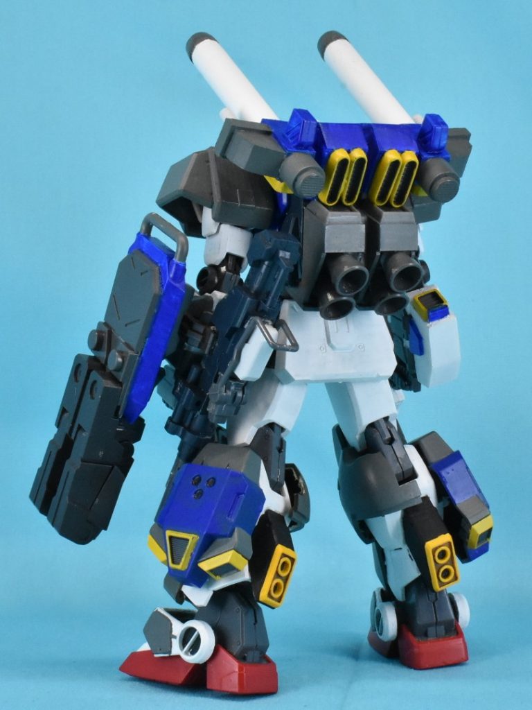 機体前後
HG Ez-8を素体に陸ガンとジム・ストライカー、アレックスのチョバムアーマーのパーツを取り付けました。背中のランドセルは、陸ガンのコンテナラックを基部にプラ板の箱組で作っています。