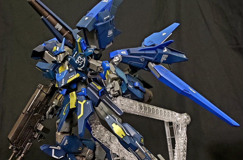 ドラマパートの台詞から同型のツムギ,ミズキより速く動くことができると考えられるため,ブースター系統のパーツを多く盛ることを意識しました.
 また本体に使ったメタリックイエローをあえて装備には使わないことで、「この装備はセリカ型にも搭載することができる装備である」という脳内設定を反映させています
