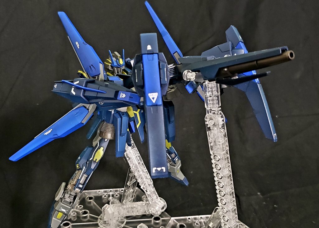 ドラマパート内では武装してる可能性のあるツムギとミズキ相手に単独で立ち塞がった事から,1機で2機の同型を相手にすることを想定した装備を積んでいたと考え、火力面ではドラグーンやメガライドランチャー等高火力の装備を搭載させました.
 ドラマ世界的には反抗するアンドロイドは破壊しても問題ないという考え方であったため,その設定も生かせたのではないかと考えています.
 チハヤの「自分が原因でもう誰も死んで欲しくない」という言葉を聞いているシホはこの高火力装備を無闇には使わず、その隙を突かれて徐々に被弾していく…という妄想