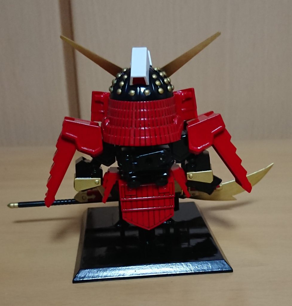 <鎧を取り付けた台座の後ろ側>
画像の状態では開き手のパーツが余剰パーツになりますが、台座に取り付けが可能ので余剰パーツ0にもできます。