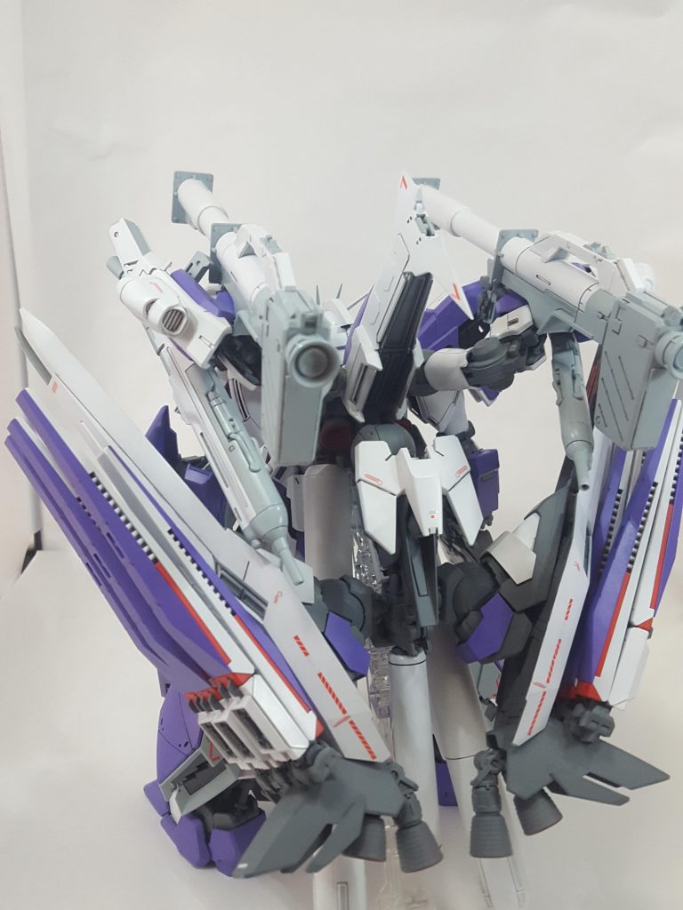 今までのニューガンダムシリーズにはないフィンファンネルの取り付け方にしました