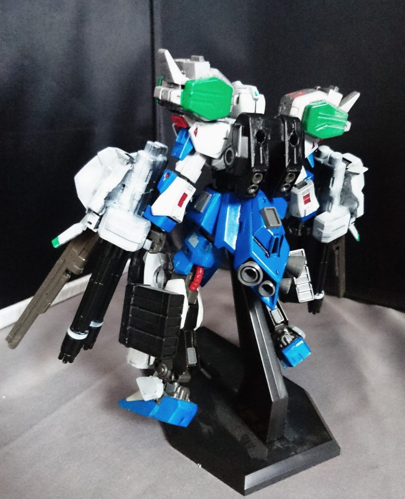 後ろ姿です。武装ばかり積めると重くなると思い、バーニアも追加しています!