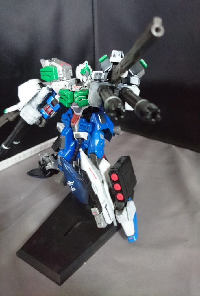 メインとなる武器は両手に持っている、ライフル付ダブルガトリングガンとなりますが...