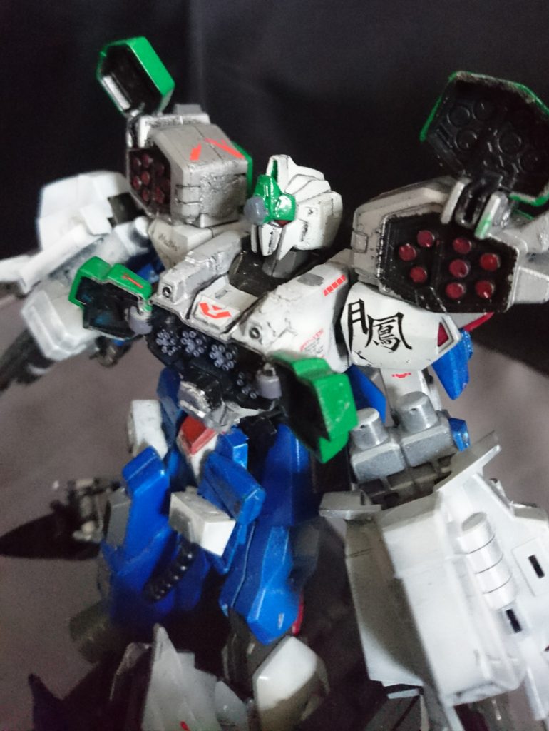 その他にも、胸には4つのマシンガン、肩と足にはミサイルを装備していて