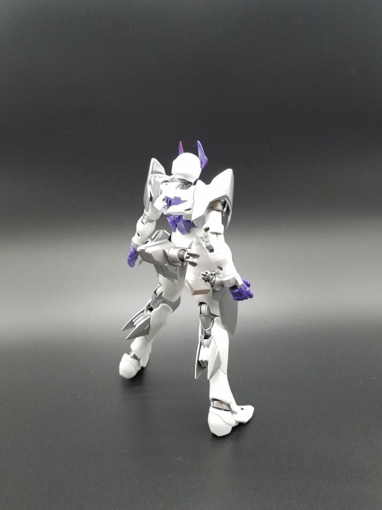 ヴェイガン機独自のスリットやマニピュレーターを廃し、人間に準じたツインアイと汎用性の高い形状の手首を備えている。