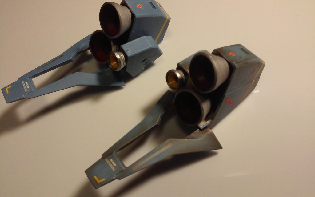 ミキシングビルドで使ったバーニア。右が汚したものです。私はジャンクパーツをダンボールに入れて使えそうなのをその都度選んでるのでこのパーツが何のMSだったか分かりましぇーん。すんまへん。汚しはリアルタッチマーカーとスポンジでやってます。