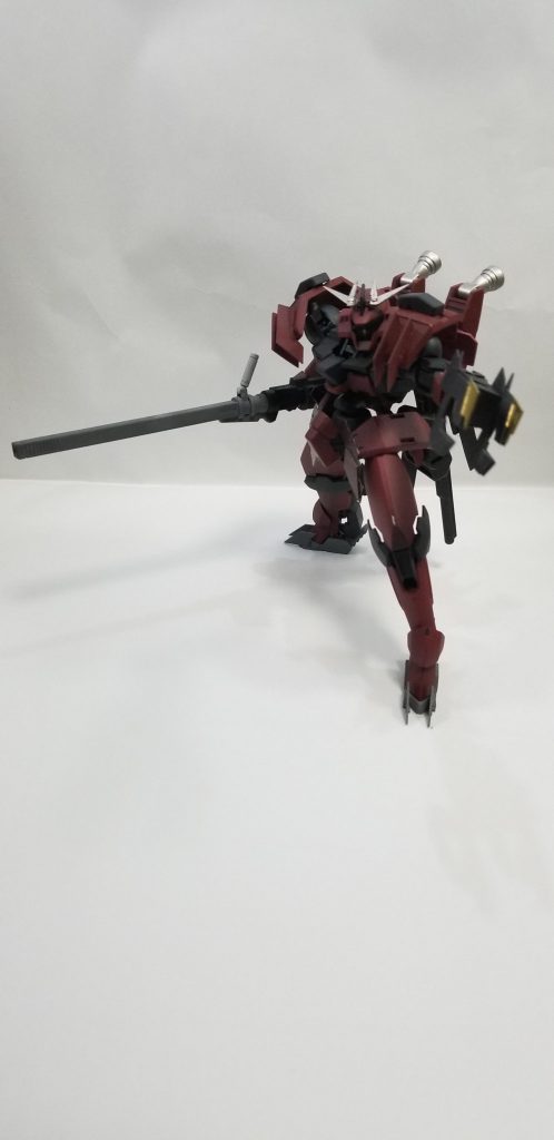 状況に応じては長距離レールガン装備
ロングライフルは背中にあるジョイントに装備可能です。