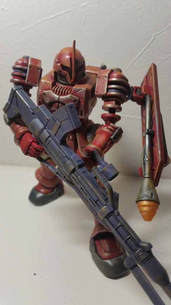 対艦ライフルを構えて
対艦ライフルはようやく手に入れたガンダムマーカーエアブラシを使ってみました。
エアブラシを初めて使ったので感動しました…笑