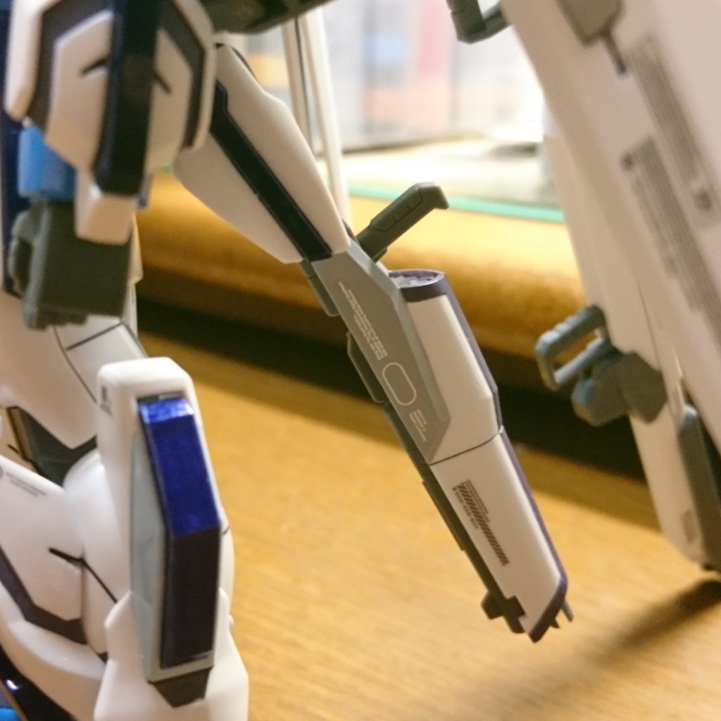 〈ライフルの保持〉
腰部分にジョイントパーツを取り付け、ライフル保持兼テールスタビライザーを作成。腰サイドアーマーパーツでジョイントを隠しました。