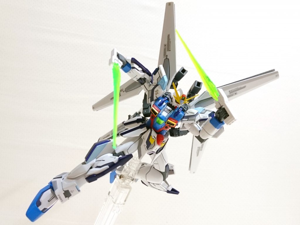 胴体、足等の青部分はガンダムマーカーアドバンス/ライトブルーで再塗装しました。
アンテナ等の黄色、肩等の水色はSEED DESTINYマーカーセットのものを使用しました。