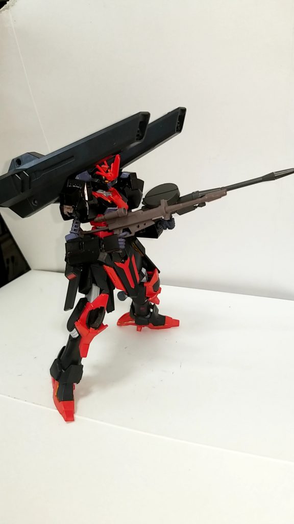 キャノン砲とビームライフル、実弾マシンガン
なおキャノン砲は実弾とビーム両方撃てる