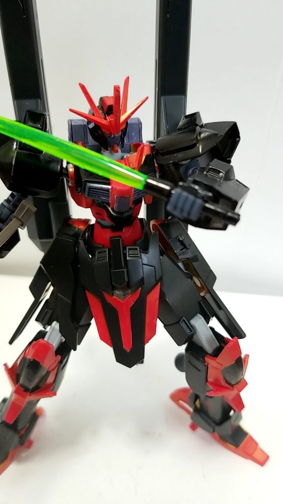 肩部分にはビームサーベルがマウントされていて接近戦も可能
しかしキャノン砲を背負ったことによる重量増加に加え二の腕の関節が丸見えなので、ベース機とは打って変わって接近戦に不向き