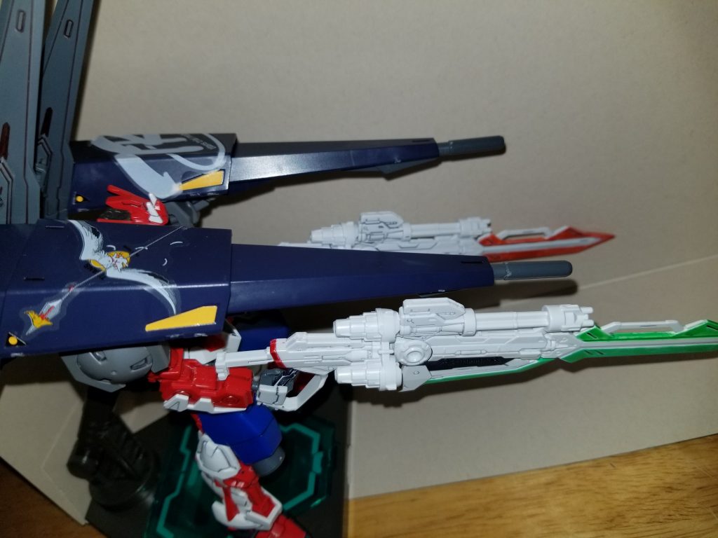 武装は肩部ビームガンと、カレトヴルッフが2本ずつです。
カレトヴルッフは巨大剣にビームガトリングのアタッチメントを選択しています。