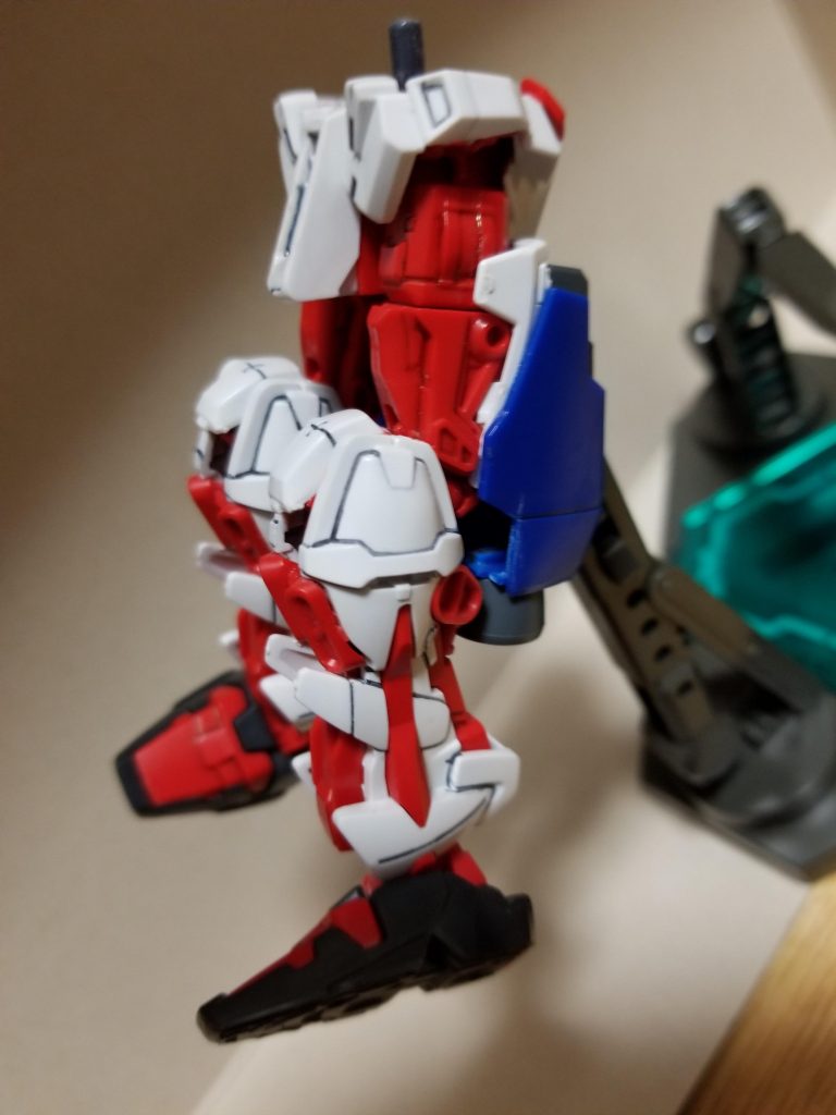 ここから本領発揮。
脚をZ字に折り曲げ、足をひっくり返して立てます。