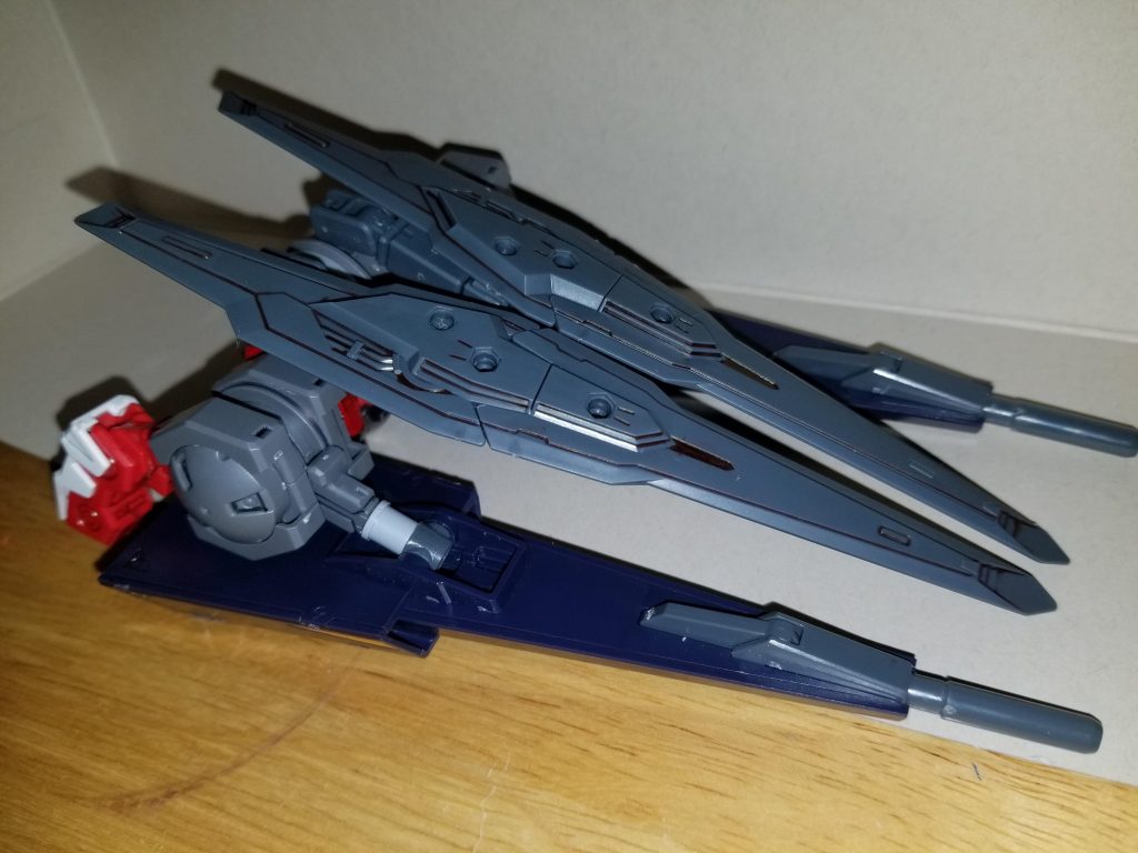 上半身はボディを挟むようにバインダーを折りたたみ……