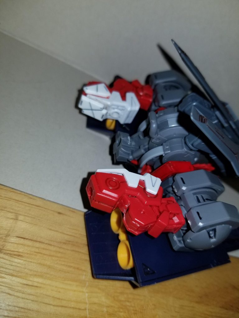 腕もZ字に折りたたみます。