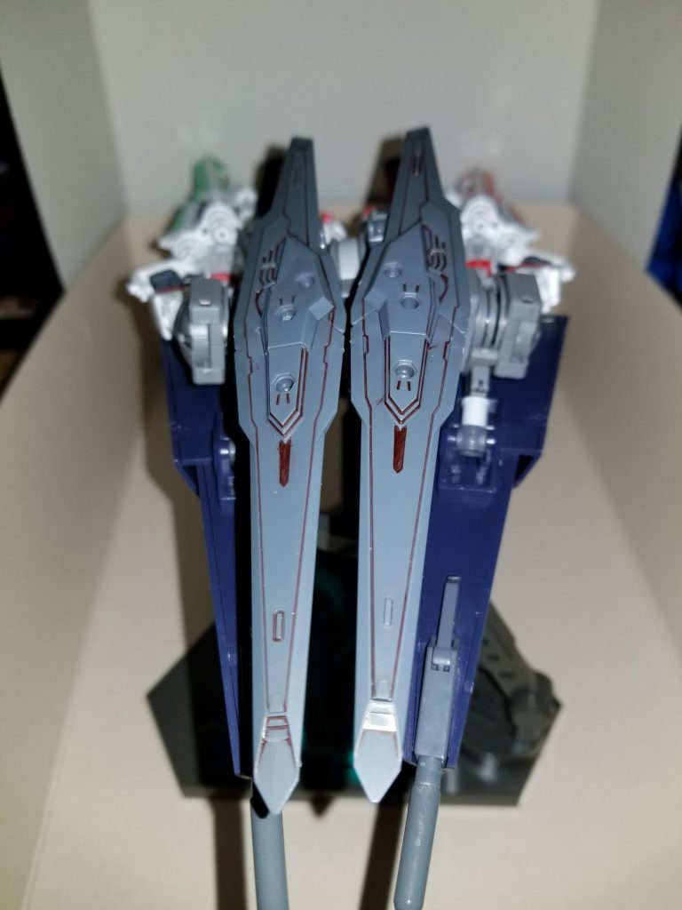 正面から見るとこんな感じです。
ビームガンしか前方に攻撃できませんが、被弾面積を減らして敵へ突撃していきます。