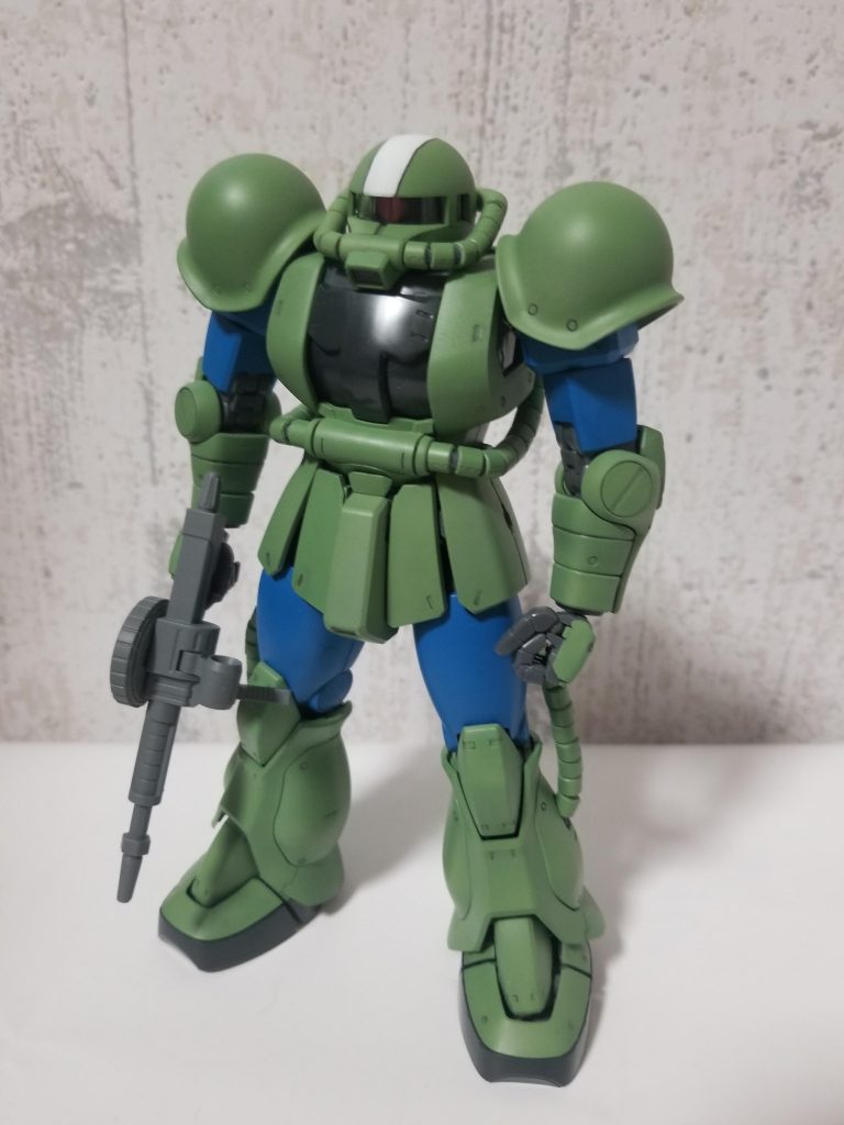 06Fをベースに、スネを06Jに変更。
両ショルダーとマシンガンをMS-05から。