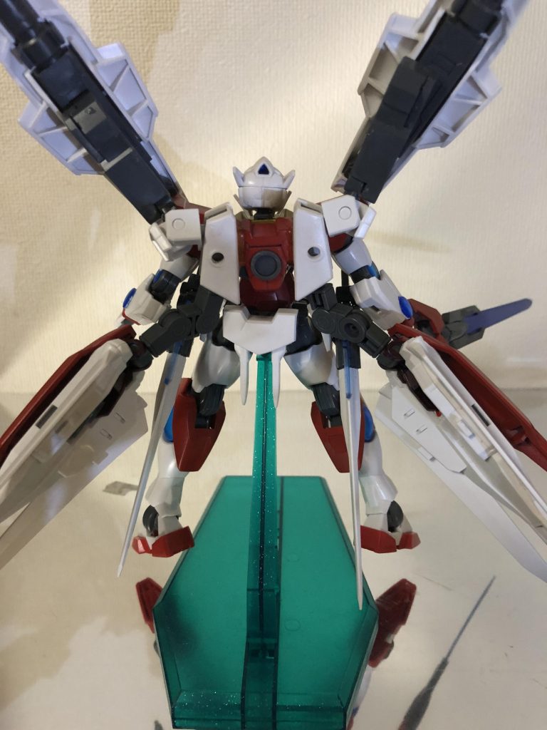 この機体はクアンタを左右対称に作りたかったので作ってみました。バックパックはギャラクシーブースターの接続パーツを使ってまとめてみました。